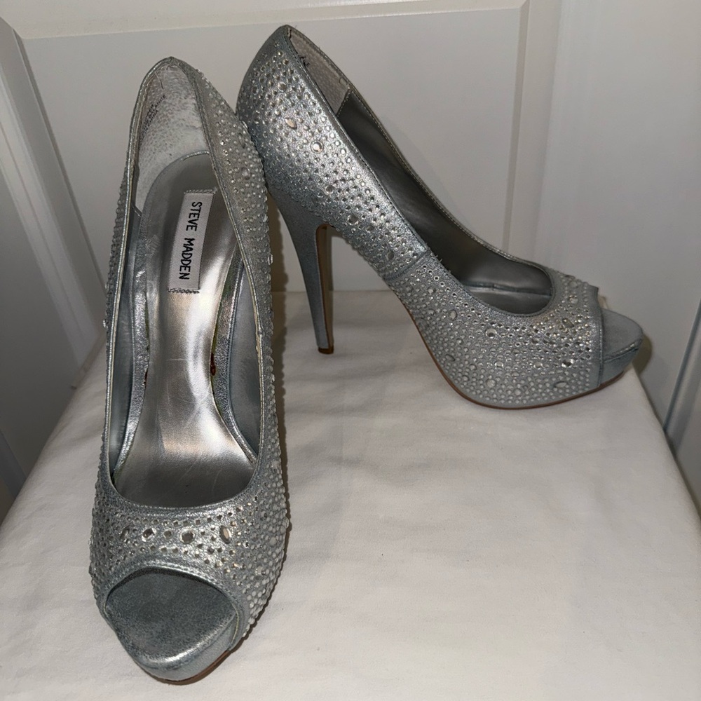 Steve Madden Glittering Gray Peep-Toe Heels